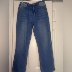 High rise regular blue jeans from DAZY. Very comfortable and wearable everyday.